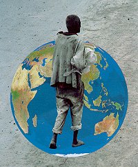 Detalle de una persona de color delante del planeta Tierra