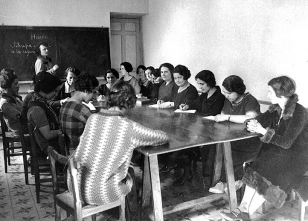 Mujeres sentadas alrededor de una mesa