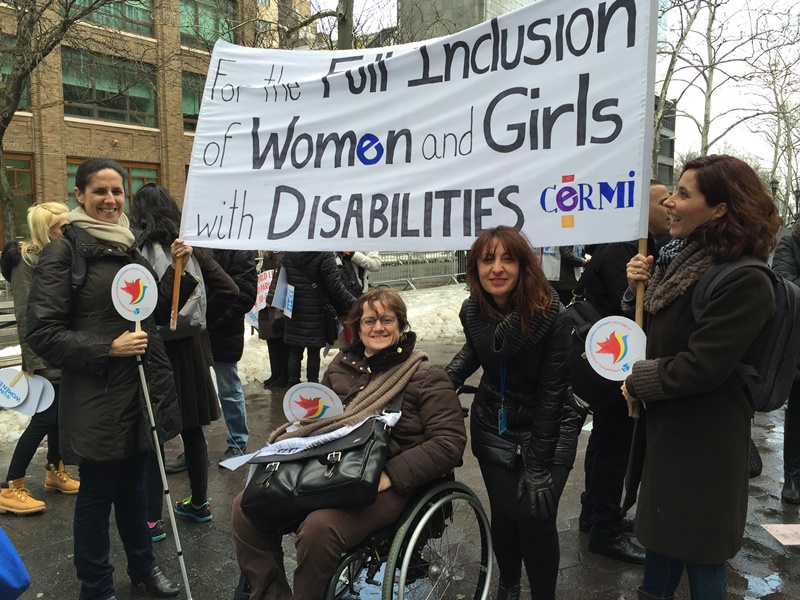 Mujeres del CERMI manifestándose en NY