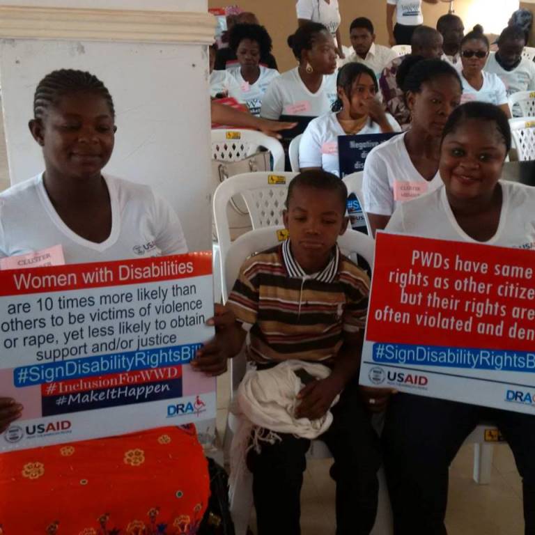 Mujeres nigerianas pidiendo servicios de salud accesibles