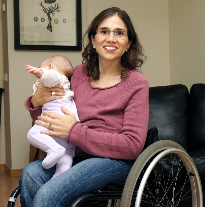 Catalina Devandas, relatora relatora especial de Naciones Unidas para los derechos de las personas con discapacidad, con su hija