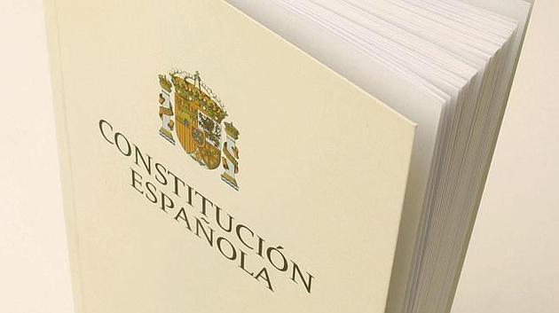 Detalle de la portada de la Constitución Española