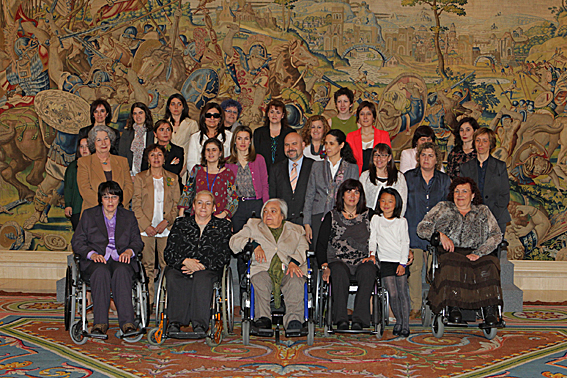 Foto de familia de mujeres con discapacidad del CERMI