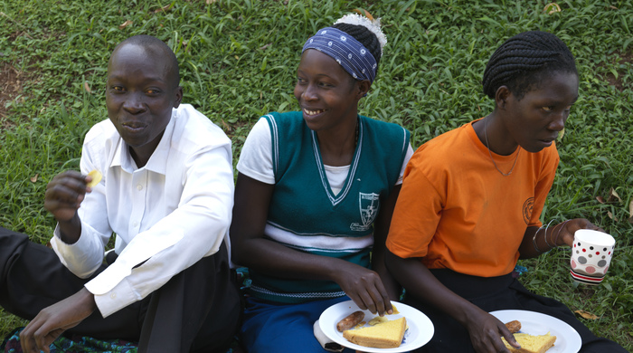 Tres ugandeses con discapacidad