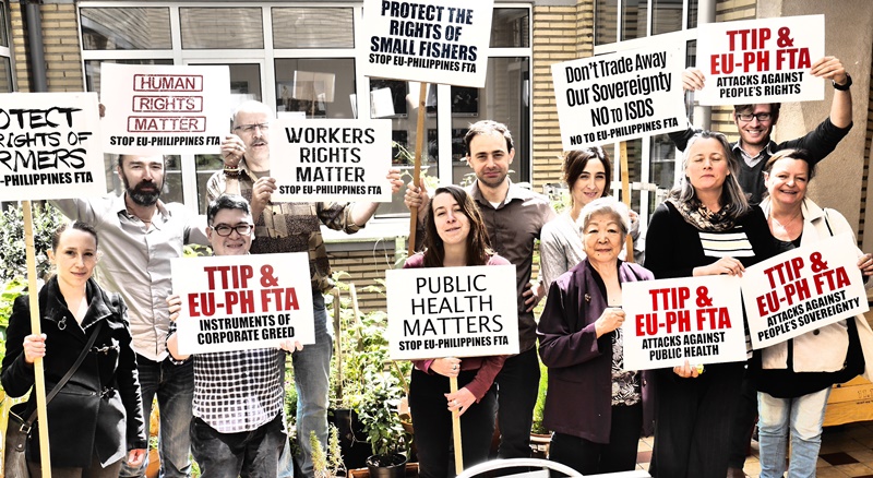 Ana María Nemenzo y otras personas manifestándose