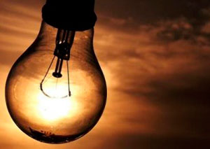 Detalle de una bombilla del revés a través de la que se ve el sol 