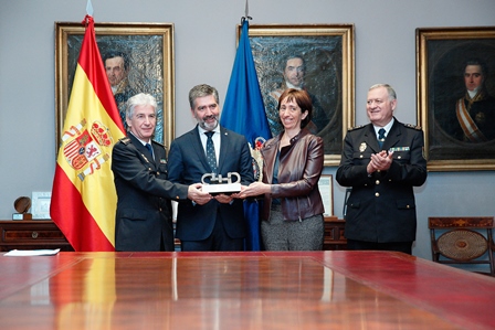 Concepción Díaz Robledo entregando a Ignacio Cosidó, Director General del Cuerpo Nacional de Policía, el Premio Cermi.es 2016 en su categoría Institucional a la Unidad de Familia y Muje