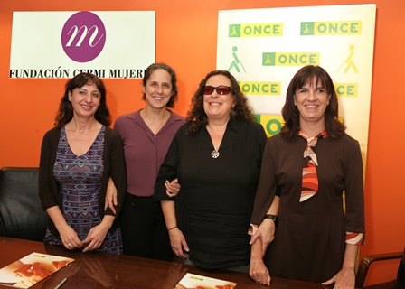 Foto de grupo. La Fundación CERMI Mujeres y el CRE de la ONCE en Madrid firman un convenio para avanzar en materia de género y discapacidad 