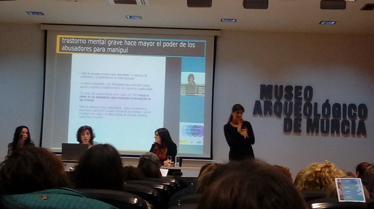 Momento de las jornadas `Caminando juntos. Mujer discapacidad y violencia´, un evento organizado por la Comisión de Mujer del CERMI Región de Murcia