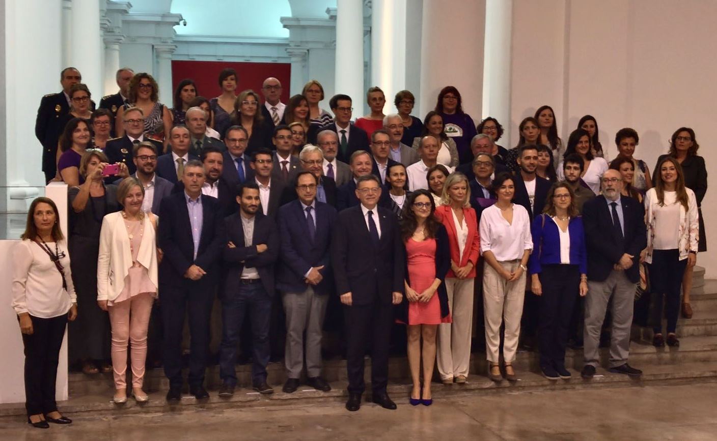 Foto de familia del Pacto Valenciano contra la violencia de género y machista