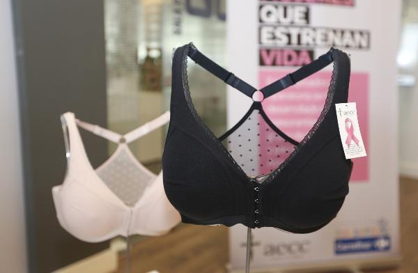 Carrefour y su Fundación colaboran con la AECC con el proyecto del sujetador postoperatorio “BienStar”