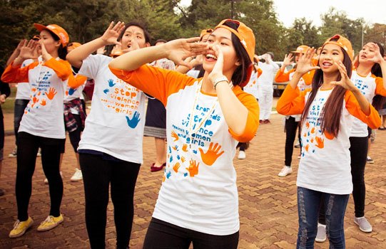 Grupo de jóvenes pintando el mundo de naranja (ONU Mujeres Laos/Daniel Hodgson)