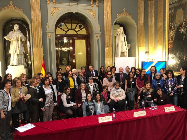 Foto de grupo de las mujeres del movimiento asociativo de la discapacidad con José Luis Zapatero