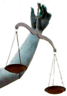 Detalle de una mano sujetando una balanza