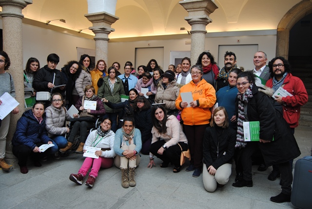 Foto de familia de la inauguración de la Exposición #YoTuEllas, organizada por Plena inclusión Extremadura y financiada por el Instituto de la Mujer de Extremadura