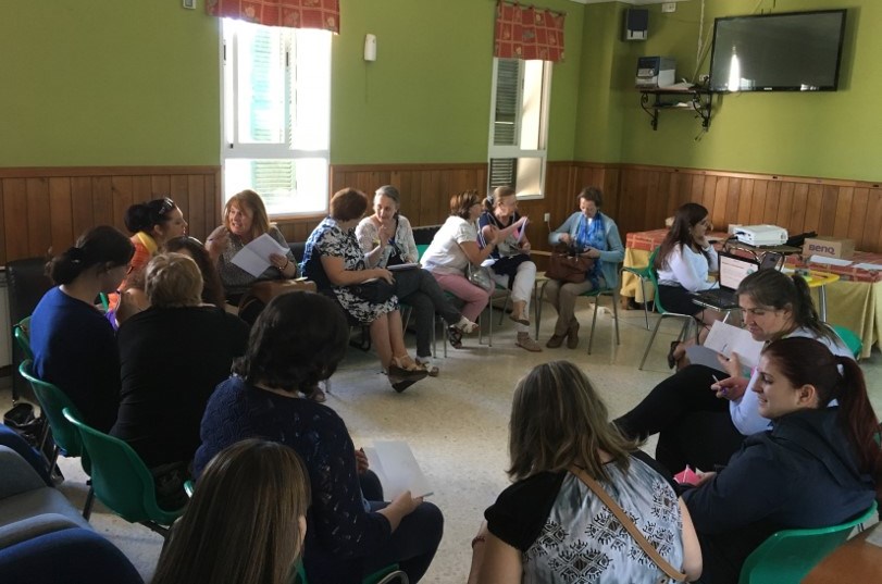 Mujeres con discapacidad asistiendo a un curso