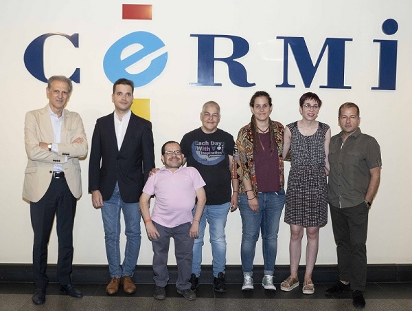 Personas LGTBI con discapacidad tras una mesa sobre LGTBI-Discapacidad realizada en Servimedia