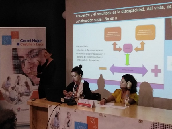 María Laura Serra, delegada de derechos humanos de Fundación CERMI Mujeres dando una ponencia durante las jornadas de CERMI MUJER Castilla y León