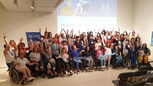 Foto de familia de las jornadas de mujeres con discapacidad de COCEMFE