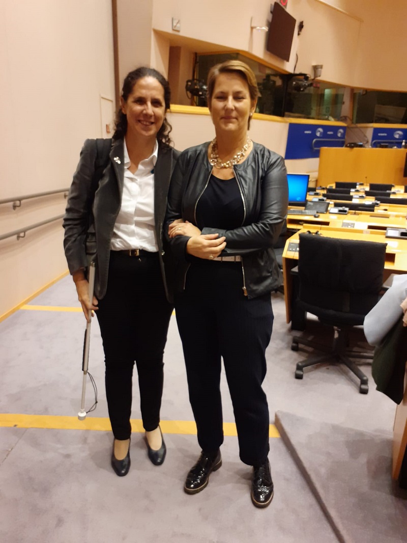 La vicepresidenta ejecutiva de la Fundación CERMI Mujeres (FCM) y vicepresidenta del Foro Europeo de la Discapacidad (EDF, por sus siglas en inglés), Ana Peláez Narváez con la responsable de igualdad 