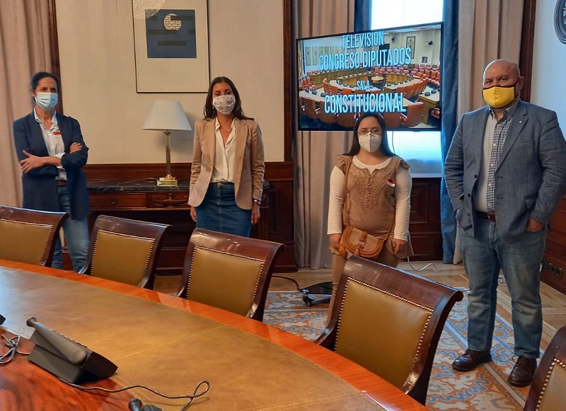 Representantes de CERMI y FCM en una imagen tras el apoyo unánime a la ilegalización de las esterilizaciones forzadas en la Comisión de Justicia del Congreso