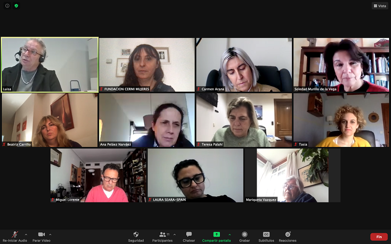 Inés Martínez Ramón, joven con discapacidad, con su madre