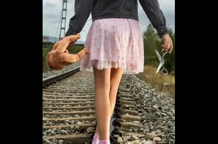 Niña con peluche