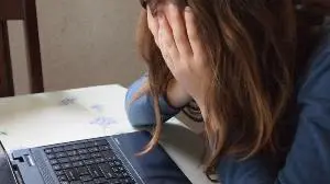 Niña que se tapa la cara