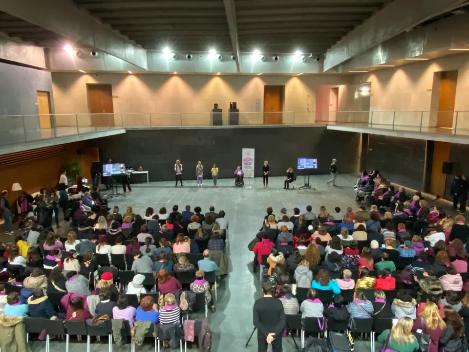 Más de 300 mujeres y niñas con discapacidad reivindican en el Parlamento de Navarra su derecho “a una vida libre de violencias”