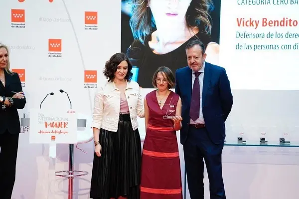 Vicky Bendito, periodista y activista, recoge el premio de la Comunidad de Madrid “Reconocimiento 8 de marzo: Cero Barreras” 