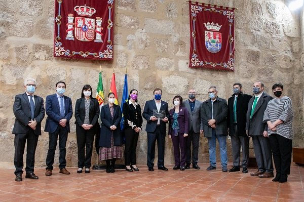La Junta de Extremadura recibe el Premio Cermi.es por un estudio sobre mujeres con discapacidad y violencia de género