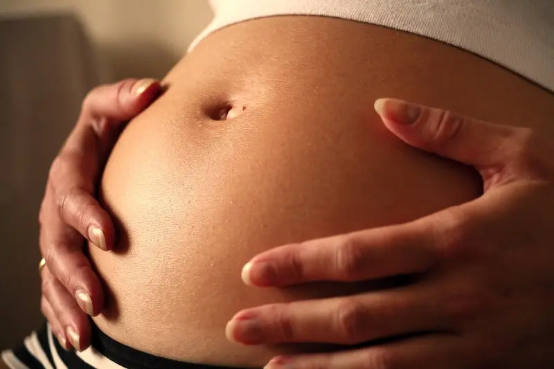 Detalle del vientre de una mujer embarazada