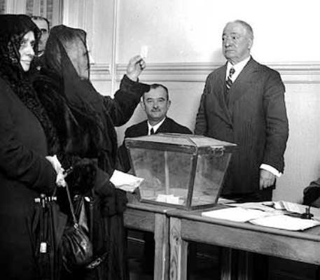 Imagen antigua de la mujer ejerciendo su derecho al voto