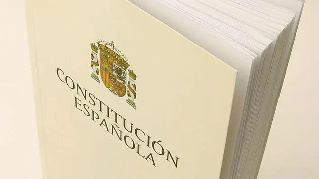 Detalle de la portada de la Constitución Española