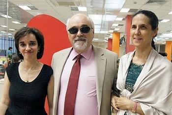 Yannis Vardakastanis, presidente del EDF, con Ana Peláez y Pilar Villarino en un encuentro en Servimedia