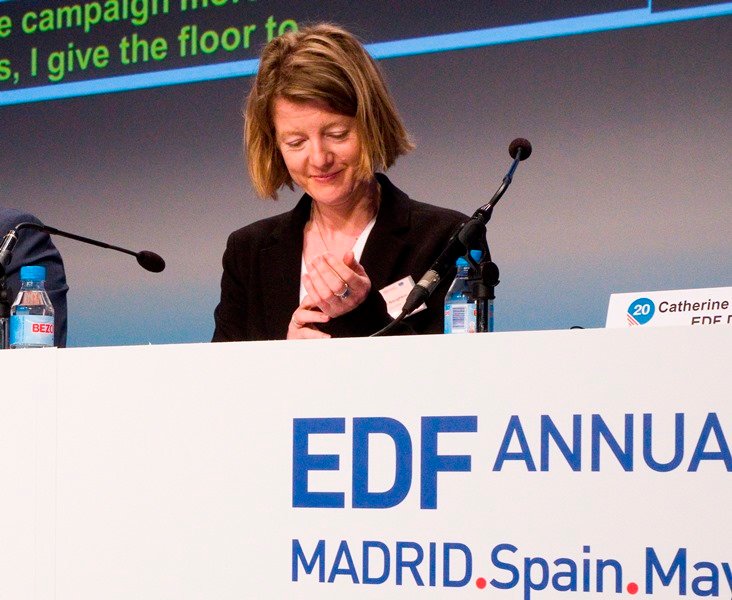 Catherine Naughton, directora del EDF, durante el transcurso de la mesa en la que el EDF pide que el Acta Europea de Accesibilidad recoja las demandas de las personas con discapacidad