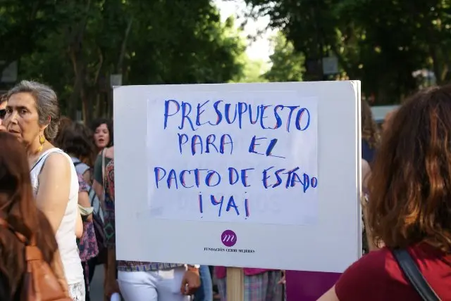 Cartel que dice: presupuesto para el Pacto de Estado, ¡ya!