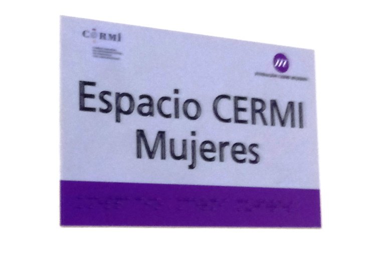 Cartel en la pared del nuevo espacio CERMI Mujeres en la sede del CERMI