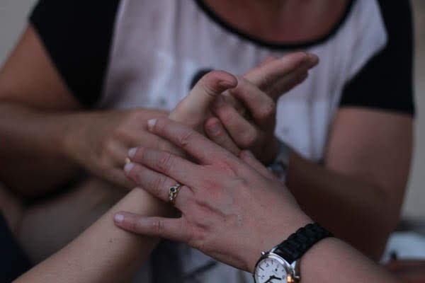 Detalle de las manos de una mujer sordociega hablando con su intérprete (Foto: Fasocide)