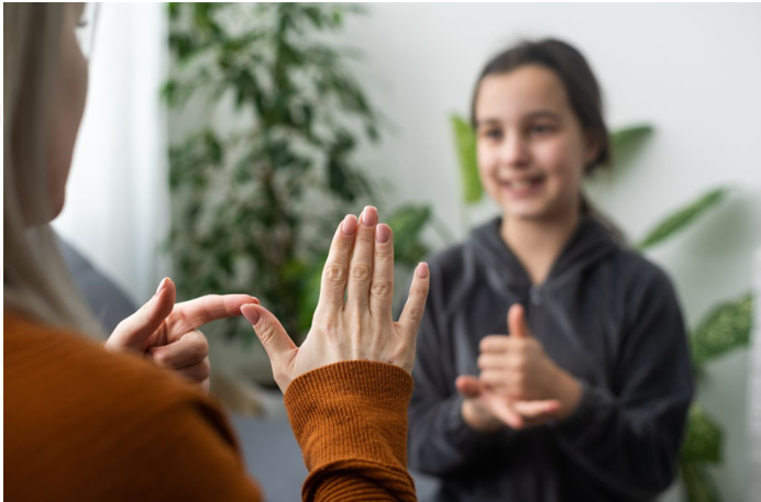 Una niña y su madre hablan con lengua de signos | Foto 123RF/sinenkiy