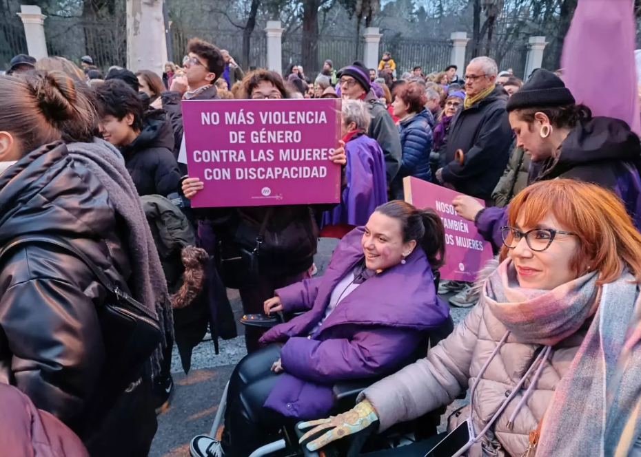 Imagen de mujeres con discapacidad del entrono CERMI se manifiestan en Madrid el 8 de marzo