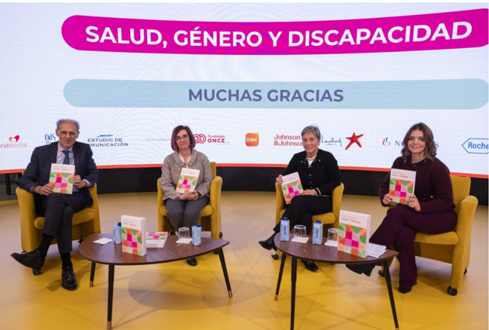 Las participantes en la mesa redonda, con el director general de Servimedia | Foto de Jorge Villa