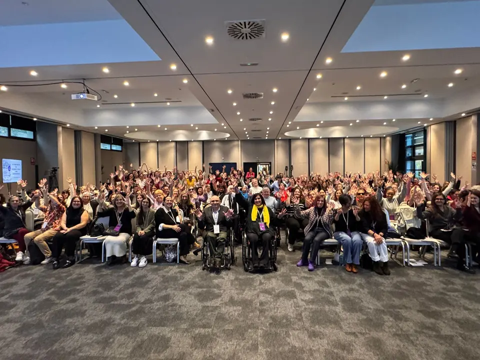 Imagen de Foro que sale todo el publico junto con las personas ponentes.