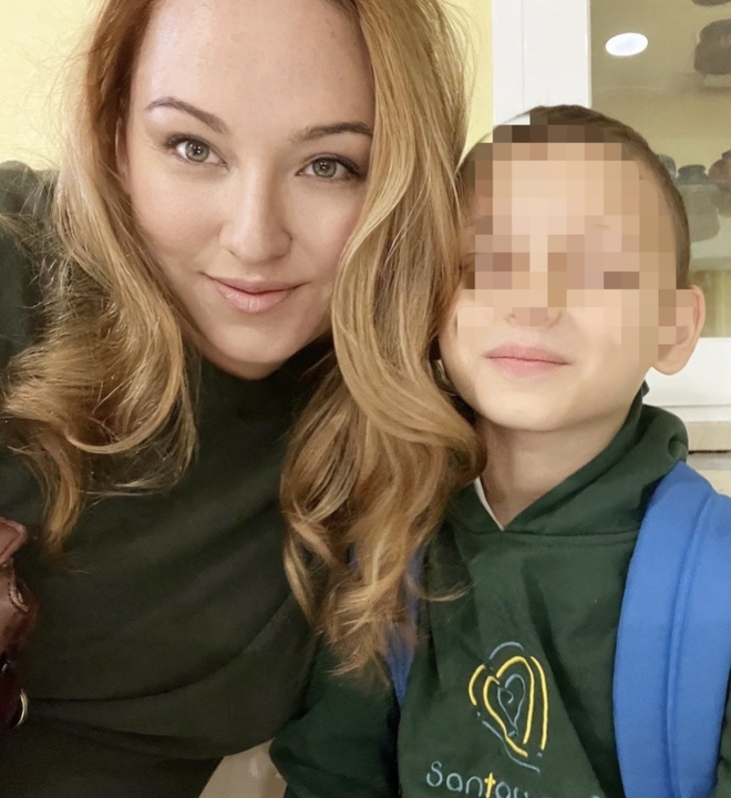 Imagen de Aline con su hijo autista