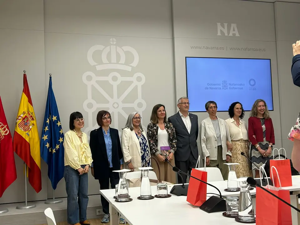 Patronas de FCM recibidas por el Consejero de Presidencia e Igualdad, Félix Taberna Mozón, y por la directora gerente del Instituto Navarro para la Igualdad, Patricia Abad Encina.  en el centro