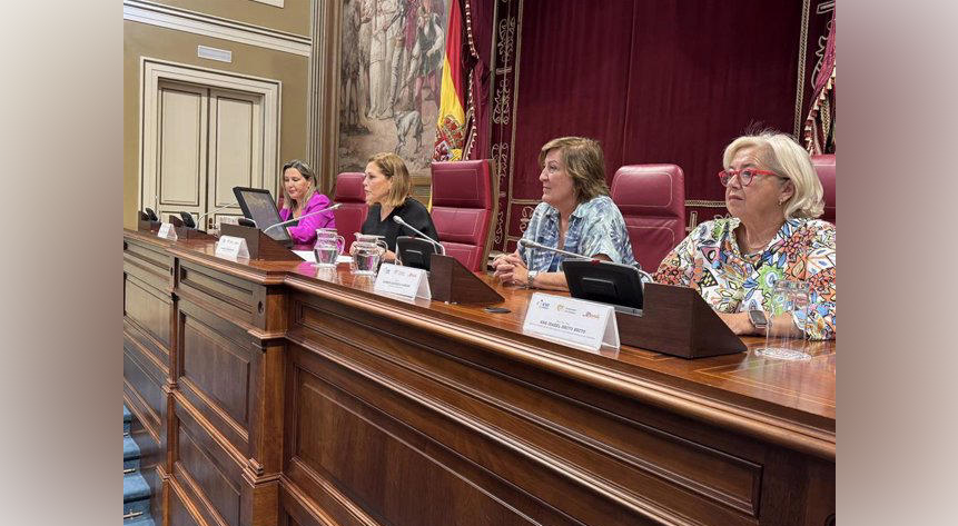 La presidenta del Parlamento de Canarias, Astrid Pérez, en la inauguración del 'Primer Parlamento canario de mujeres con discapacidad'