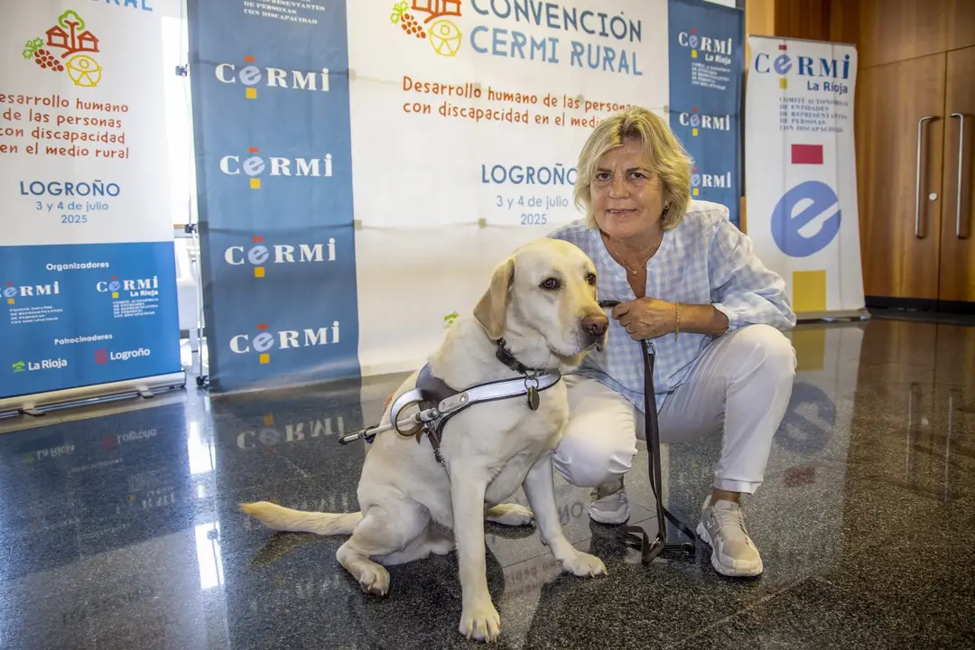 Imagen de Teresa Palahí con su perro guía