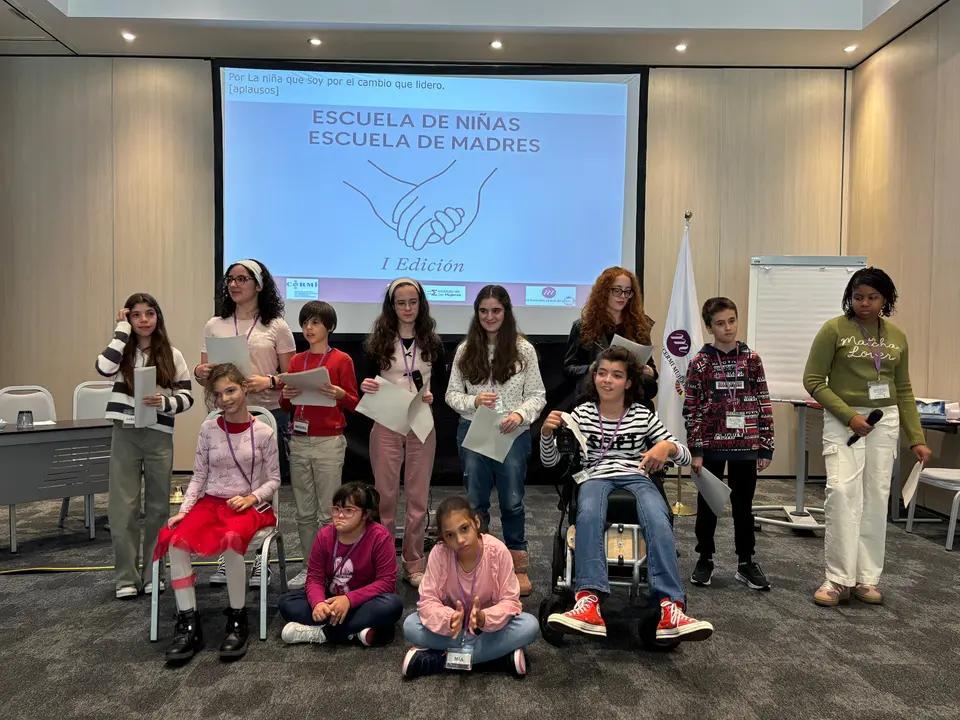 Niñas lectura_ con permiso de madres