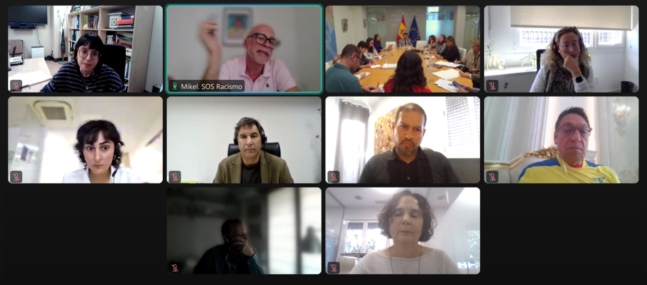 Imagen reunión MAEUEC. Aparece Sara De Torres y Gregorio Saravia.