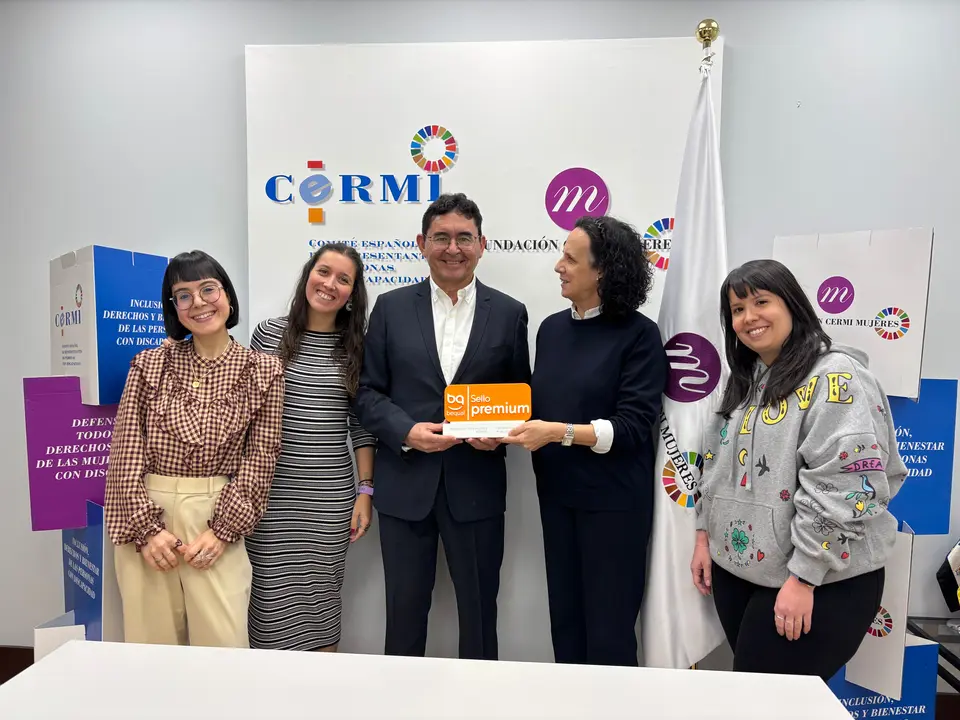 Fotografía de la entrega del sello Bequal a la Fundación CERMI Mujeres